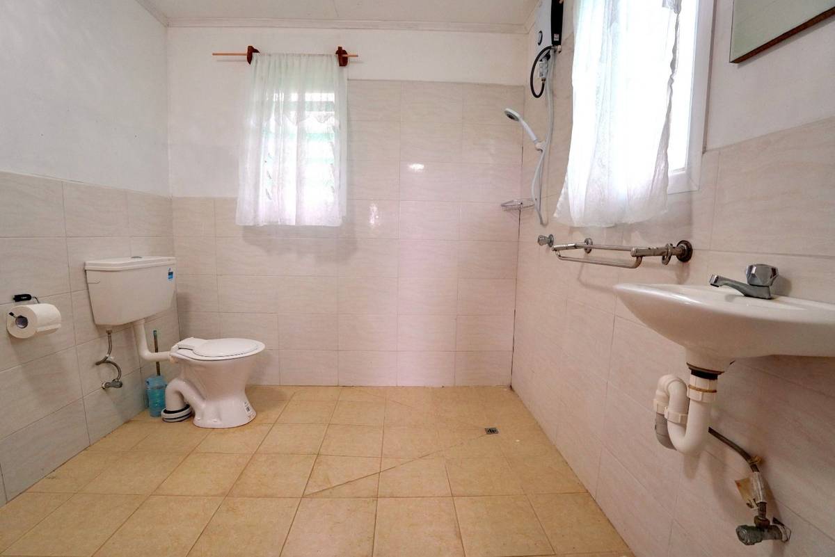 Marlene's Motel Bathroom