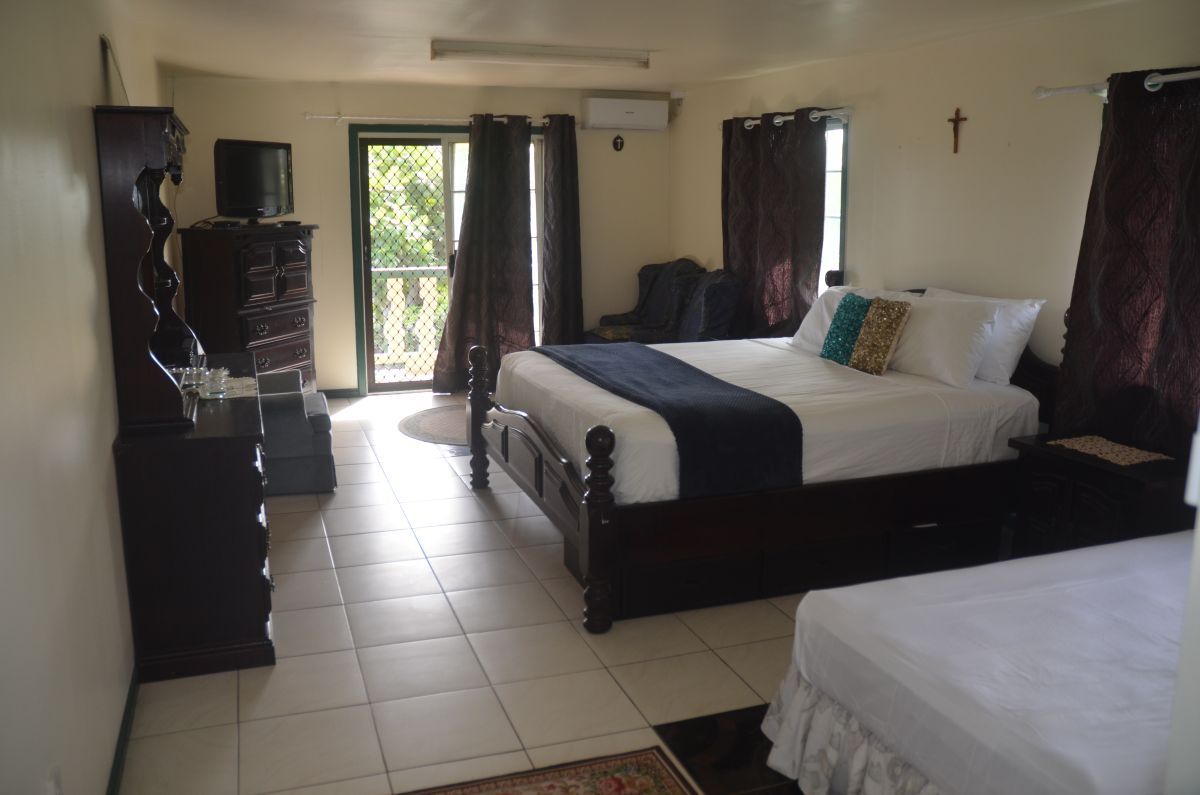 Lovey's Lagoonview Apartment Bedroom