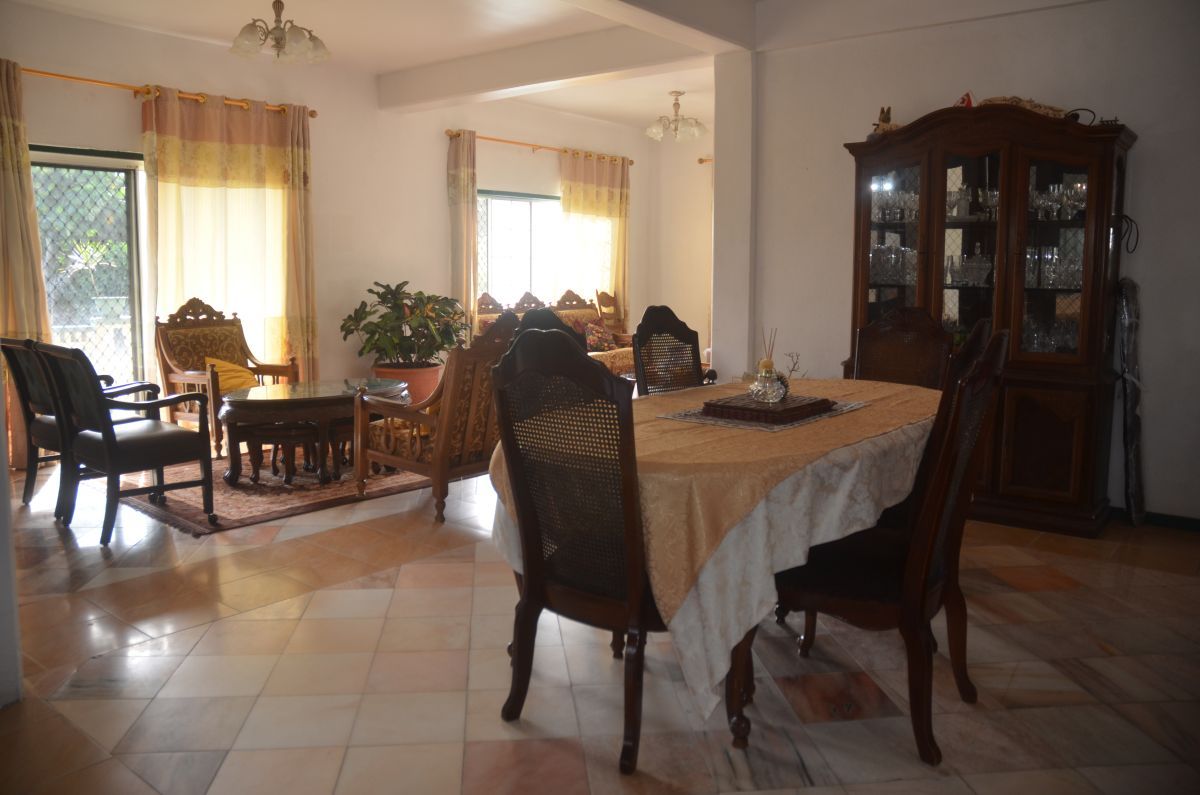 Lovey's Lagoonview Apartment Dining Area
